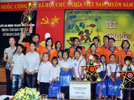NH TMCP Đại Dương chi nhánh Quảng Ninh thăm và tặng quà Trung thu cho trẻ em ở Trung tâm Bảo trợ trẻ em có hoàn cảnh đặc biệt.