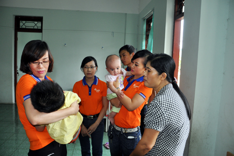 Đại diện Công đoàn Ngân hàng TMCP Đông Á thăm hỏi các em thiếu nhi có hoàn cảnh đặc biệt.