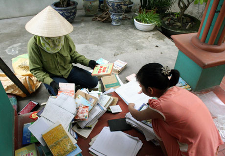 Sách giáo khoa cũ chỉ được bán như giấy vụn.