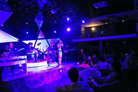 Sân khấu nhạc trẻ sôi động của Ha Long By Night Cafe sẽ là điểm hẹn lý tưởng cho những người yêu nhạc.