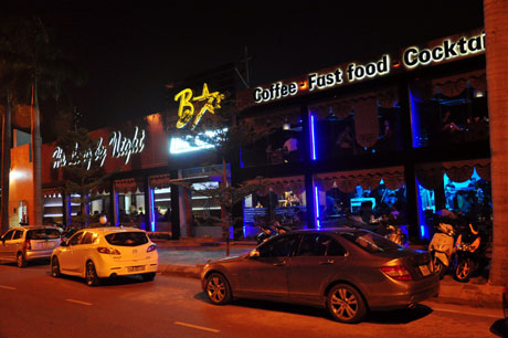 Ha Long By Night Cafe tọa lạc trên không gian thoáng đãng bên bờ biển.