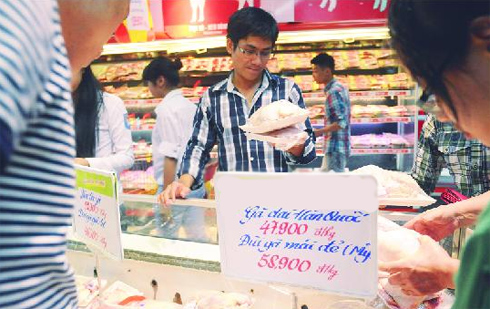 Quầy thực phẩm tại một siêu thị có bán gà nhập từ Hàn Quốc. Ảnh: Dân Việt