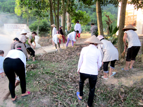 Hội LHPN huyện Ba Chẽ thường xuyên tổ chức cho hội viên, phụ nữ dọn vệ sinh đường làng ngõ xóm.