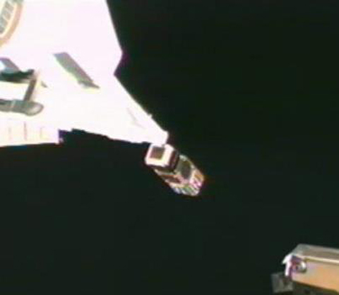Vệ tinh F-1 ở giữa cùng 2 vệ tinh nhỏ khác rời ISS bằng cánh tay robot. Ảnh chụp từ clip của JAXA.
