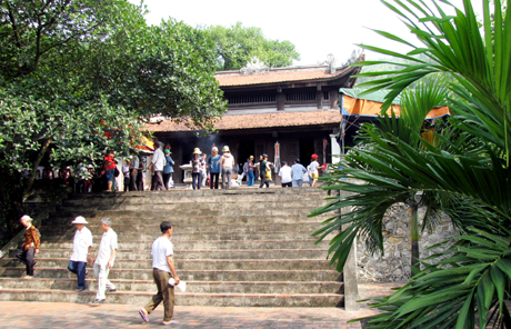 Chùa Non Đông hàng ngày thu hút đông đảo khách về dâng hương lễ Phật.