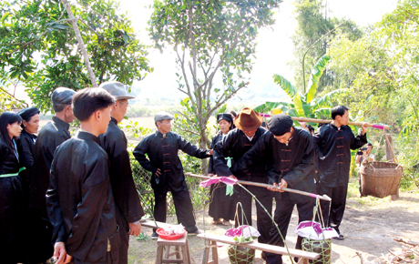 Tái hiện tục hát đố trong đám cưới (ảnh lớn) và lễ khai hoa tửu (ảnh nhỏ) trong hôn nhân xưa của người Sán Dìu ở xã Bình Dân, Vân Đồn, tháng 12-2008.
