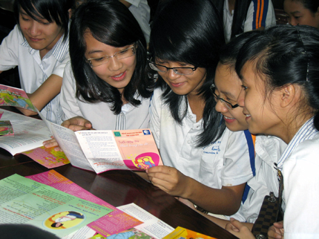 Các nữ sinh Trường THPT Chuyên Hạ Long đang tiếp thu kiến thức CSSKSS qua tờ rơi của Hội KHHGĐ tỉnh.