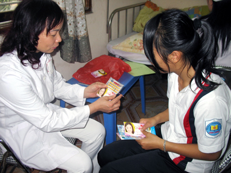 Cán bộ TT Tư vấn - Dịch vụ SKSS tỉnh đang tư vấn cách phòng tránh thai bằng thuốc cho một nữ sinh Trường THCS Văn Lang (TP Hạ Long).
