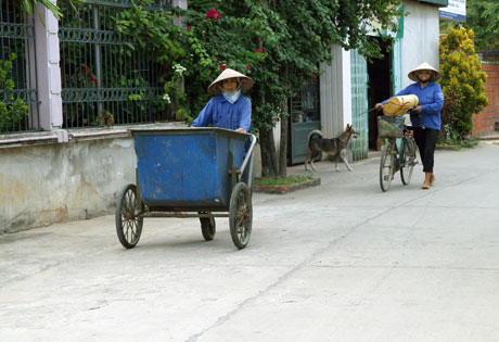 Đường làng thôn Mỹ Cụ, xã Hưng Đạo luôn được vệ sinh sạch sẽ.