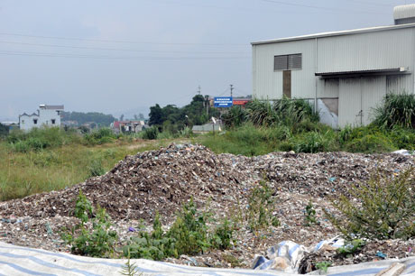 Tuy nhiên, do được xây dựng trên đồi, phía dưới là nhiều hộ dân cư thuộc khu 4 phường Hà Khánh, nên từ khi nhà máy hoạt động khiến người dân nơi đây phải chịu cảnh “sống chung với rác” nhất là mùi hôi thối.
