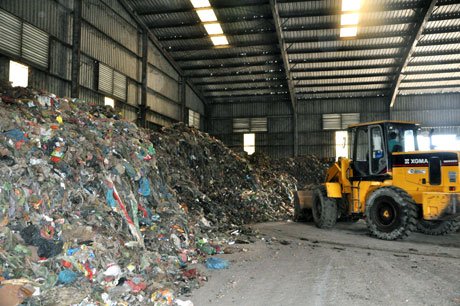 Trong khi chờ di chuyển đến địa điểm mới  theo chỉ đạo của ngành chức năng, nhà máy hoạt động cầm chừng để tiến hành xử lý hết lượng rác tồn đọng