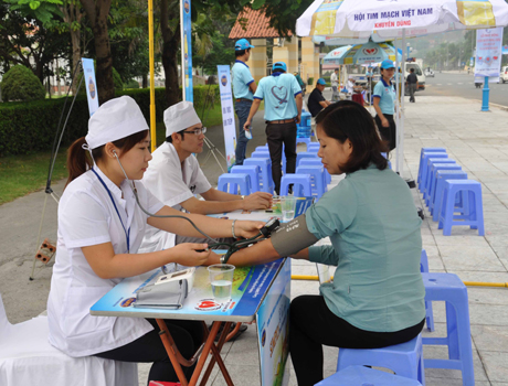 Người dân trên địa bàn TP Hạ Long được khám, tư vấn bệnh lý tim mạch miễn phí.