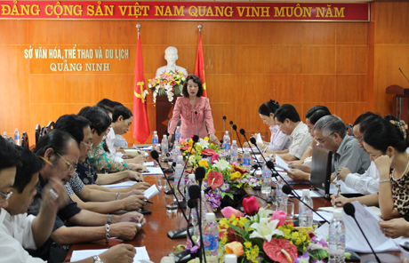 Đồng chí Vũ Thị Thu Thuỷ, Phó Chủ tịch UBND tỉnh phát  biểu tại hội nghị.
