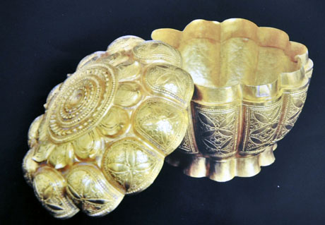 Chiếc hộp vàng hoa sen đời Trần được tìm thấy tại An Sinh vào tháng 6-2012.