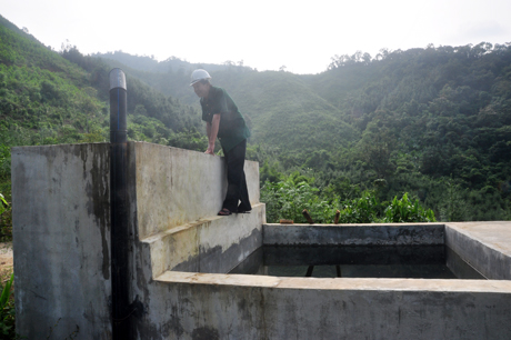 Cán bộ Ban quản lý dự án công trình Ba Chẽ kiểm tra công trình cấp nước sinh hoạt tự chảy tại thôn Nà Bắp, xã Đồn Đạc.