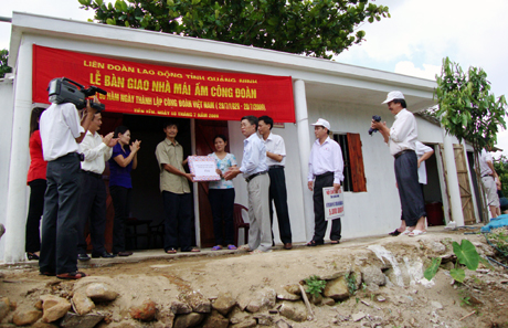 Lãnh đạo Công đoàn Viên chức tỉnh bàn giao “Mái ấm Công đoàn cho gia đình anh Tăng Chí Dẩu (Hội Chữ thập đỏ tỉnh), năm 2009.