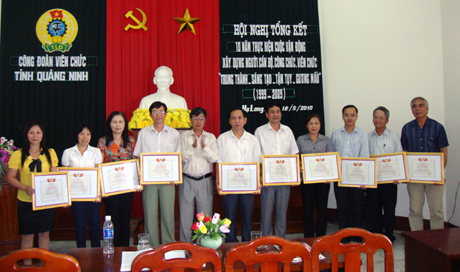 Công đoàn Viên chức tỉnh tuyên dương các cá nhân có thành tích xuất sắc trong cuộc vận động xây dựng người cán bộ CCVC “Trung thành, sáng tạo, tận tụy, gương mẫu” 10 năm (1999-2009).