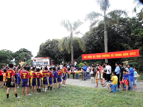 Giải bóng đá thiếu niên nhi đồng phường Hà Trung được tổ chức vào trung tuần tháng 7 vừa qua thu hút trên 50 VĐV và hàng ngàn khán giả đến cổ vũ. (Ảnh tư liệu)