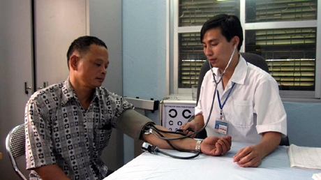 Anh Hà Văn Cường, phân xưởng K3, Công ty CP Than Vàng Danh được kiểm tra sức khoẻ tại Phòng Y tế của Công ty.