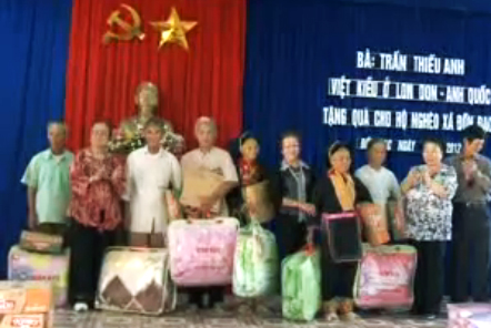 Bà Hoàng Kiều Anh, Việt kiều Anh, tặng quà cho bà con hộ nghèo xã Đồn Đạc (Ba Chẽ)