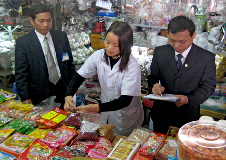 Đoàn liên ngành của tỉnh lấy mẫu hạt dưa tại chợ trung tâm TP Uông Bí để làm xét nghiệm phẩm màu.