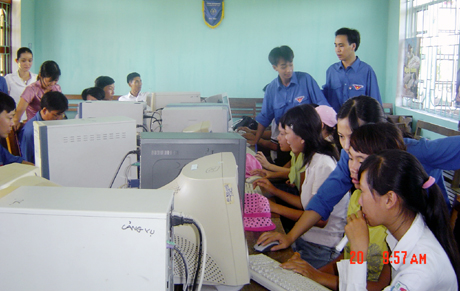 ĐVTN Cơ quan DCĐ tỉnh phổ cập tin, học theo chương trình máy tính nối mạng tri thức cho thanh, thiếu niên tại huyện Vân Đồn.