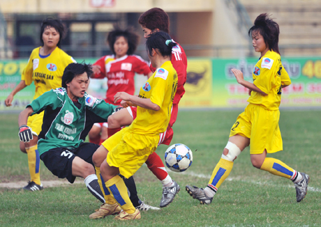 Các cô gái đội TKSVN (áo sẫm màu) đã nỗ lực rất nhiều để có thành tích thi đấu tốt ở giải vô địch quốc gia 2012.