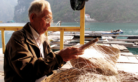 Lão ngư Nguyễn Văn Hưu ở làng chài Cửa Vạn là người có rất nhiều kinh nghiệm đi biển.