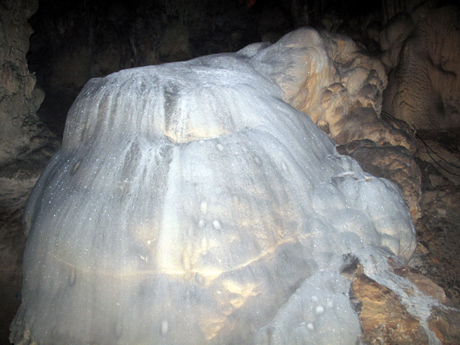 Nhũ đá trong hang động.