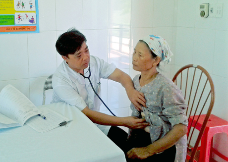 Cán bộ Trung tâm Y tế TX Quảng Yên khám bệnh miễn phí cho người dân nghèo xã Liên Vị.