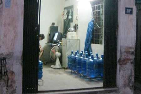 Cửa hàng kinh doanh nước không biển hiệu tại ngõ 326 Khương Đình (quận Thanh Xuân)