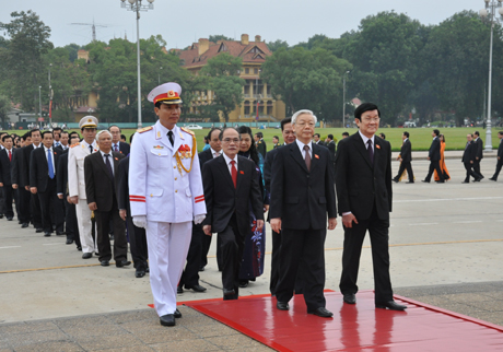Các đồng chí lãnh đạo Đảng, Nhà nước, Quốc hội và Chính phủ dẫn đầu vào viếng Lăng Chủ tịch Hồ Chí Minh trước khi diễn ra khai mạc kỳ họp thứ tư, Quốc hội khóa XIII.