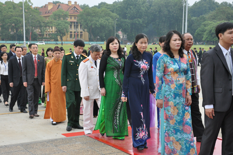 Đoàn Đại biểu Quốc hội tỉnh viếng Lăng Chủ tịch Hồ Chí Minh.