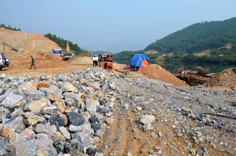 Công trình bến cảng Nam Sơn bên sông Ba Chẽ hứa hẹn mang lại nhiều hiệu quả kinh tế cho cả huyện.