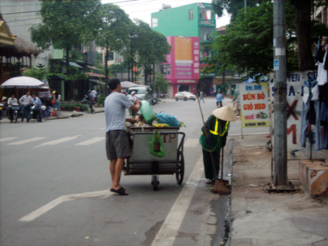 Công nhân vệ sinh môi trường thu gom rác trên đường Nguyễn Văn Trỗi.