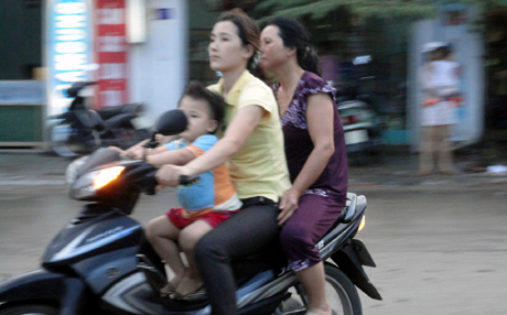 Trong khi người dân TP Đà Nẵng thực hiện rất tốt văn hoá giao thông, thì rất nhiều người dân TP Hạ Long lại thờ ơ với việc đội mũ bảo hiểm khi ngồi trên xe máy tham gia giao thông. Ảnh: Như Hoa (Sở KH&CN)