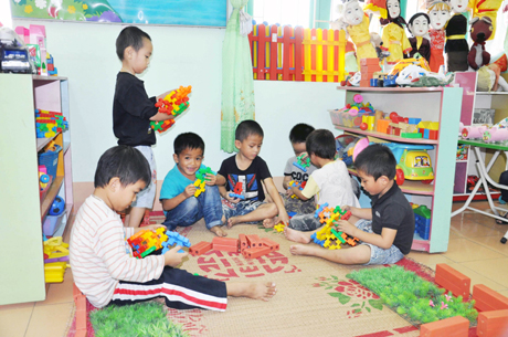 Giờ học theo chủ đề của học sinh lớp mẫu giáo 5 tuổi ở Trường Mầm non Hạ Long, xã Hạ Long, huyện Vân Đồn.