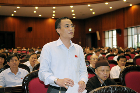 Đại biểu Trần Văn Minh, Phó Trưởng Đoàn ĐBQH tỉnh tham gia phát biểu tại kỳ họp.