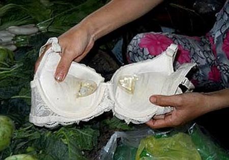 2 vỉ thuốc lạ được tìm thấy trong áo ngực hiệu “Huang Jia Ma Lian”