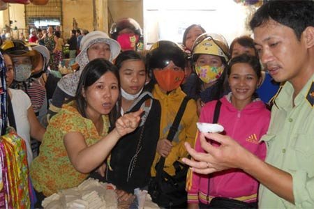  Cán bộ quản lý thị trường Quảng Nam kiểm tra vụ việc trước sự hoang mang của chị em tiểu thương. 