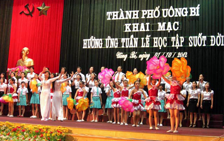 Màn biểu diễn hưởng ứng Tuần lễ học tập suốt đời của TP Uông Bí.