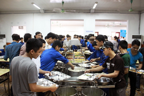 Bữa ăn tự chọn của công nhân Công ty CP Than Hà Lầm - Vinacomin. Ảnh: Quang Việt (CTV)