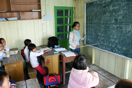 Tuy muộn nhưng giờ đây học sinh ở Ba Hang vẫn thấy vui vì được đến lớp.
