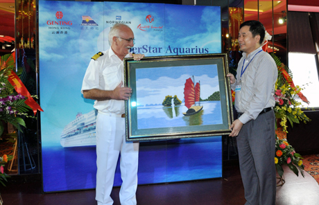 Đại diện lãnh đạo Sở VH,TT&DL tặng quà lưu niệm cho thuyền trưởng tàu SuperStar Aquarius.