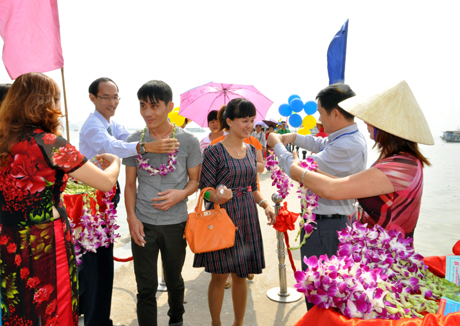 Đại diện lãnh đạo Sở VH,TT&DL, Công ty dịch vụ Lữ hành Saigontourist tặng hoa cho du khách.