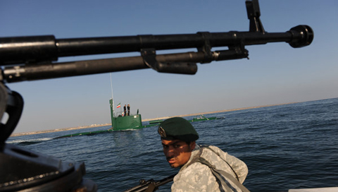 Binh sĩ và tàu ngầm Iran trong một hoạt động diễn tập. Ảnh minh họa: AFP