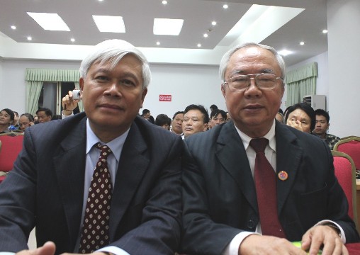 Nhà thơ Nguyễn Huy Hoàng (trái) và ông Vũ Mão, nguyên Chủ nhiệm Ủy ban Đối ngoại Quốc hội