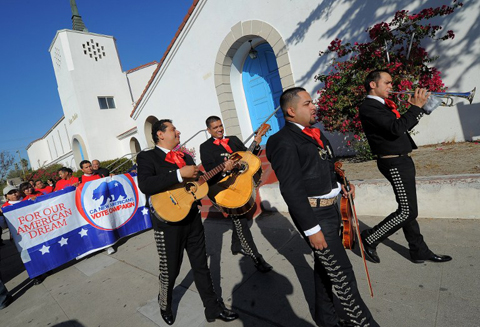Các nhạc công gốc Latinh đi qua khu phố ở quận Sun Valley, Los Angeles, cổ vũ người dân cùng đi bỏ phiếu. Ảnh: AFP
