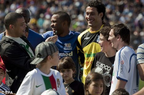 Ronaldo gặp Messi trong một trận giao hữu từ thiện ở Brazil