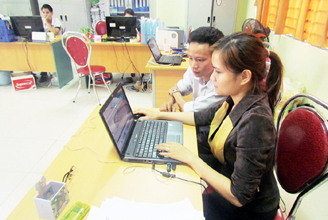 Giáo viên Trường Đoàn Thị Điểm Hạ Long đang ứng dụng phần mềm SMAS 2.0. Ảnh: CTV